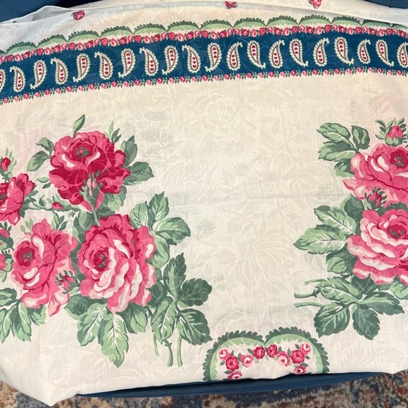 Beautiful White with Pink Roses Scarf / Shawl - Picture 2 of 2